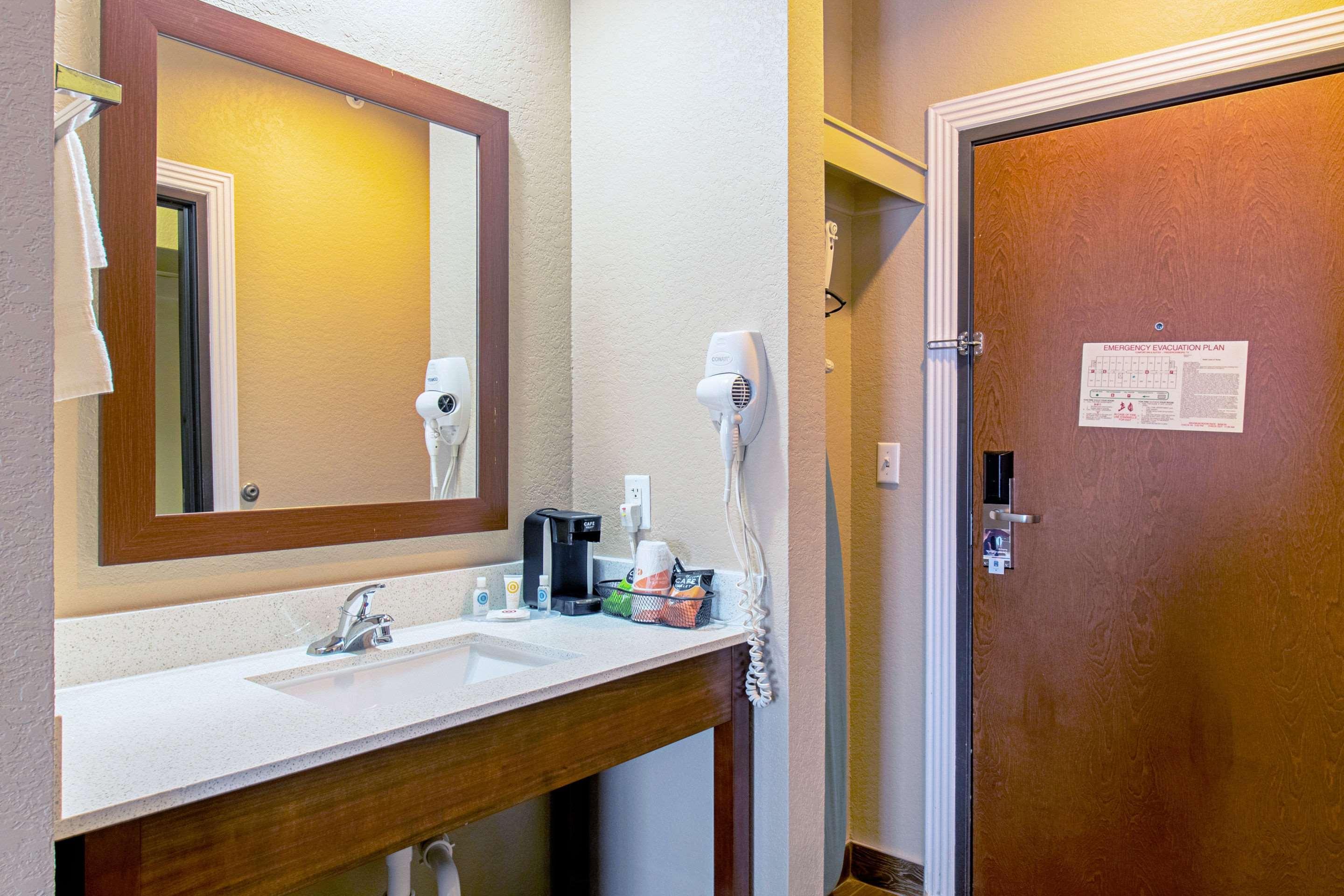 Comfort Inn & Suites And Suites Fredericksburg Bagian luar foto