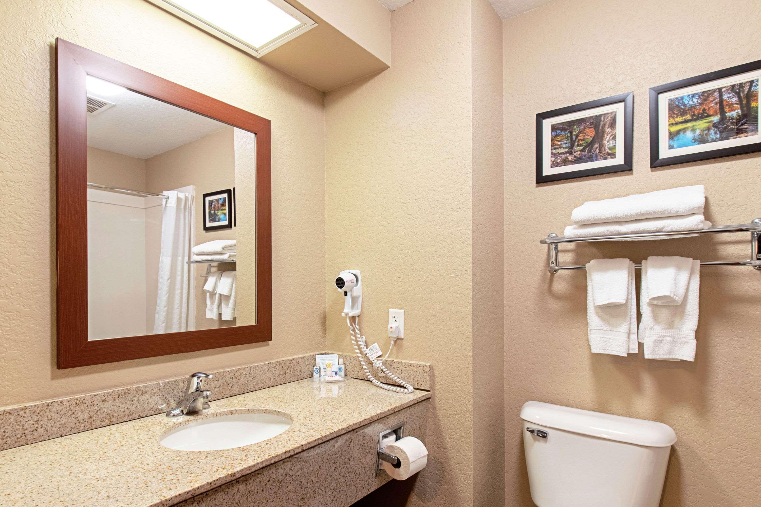 Comfort Inn & Suites And Suites Fredericksburg Bagian luar foto