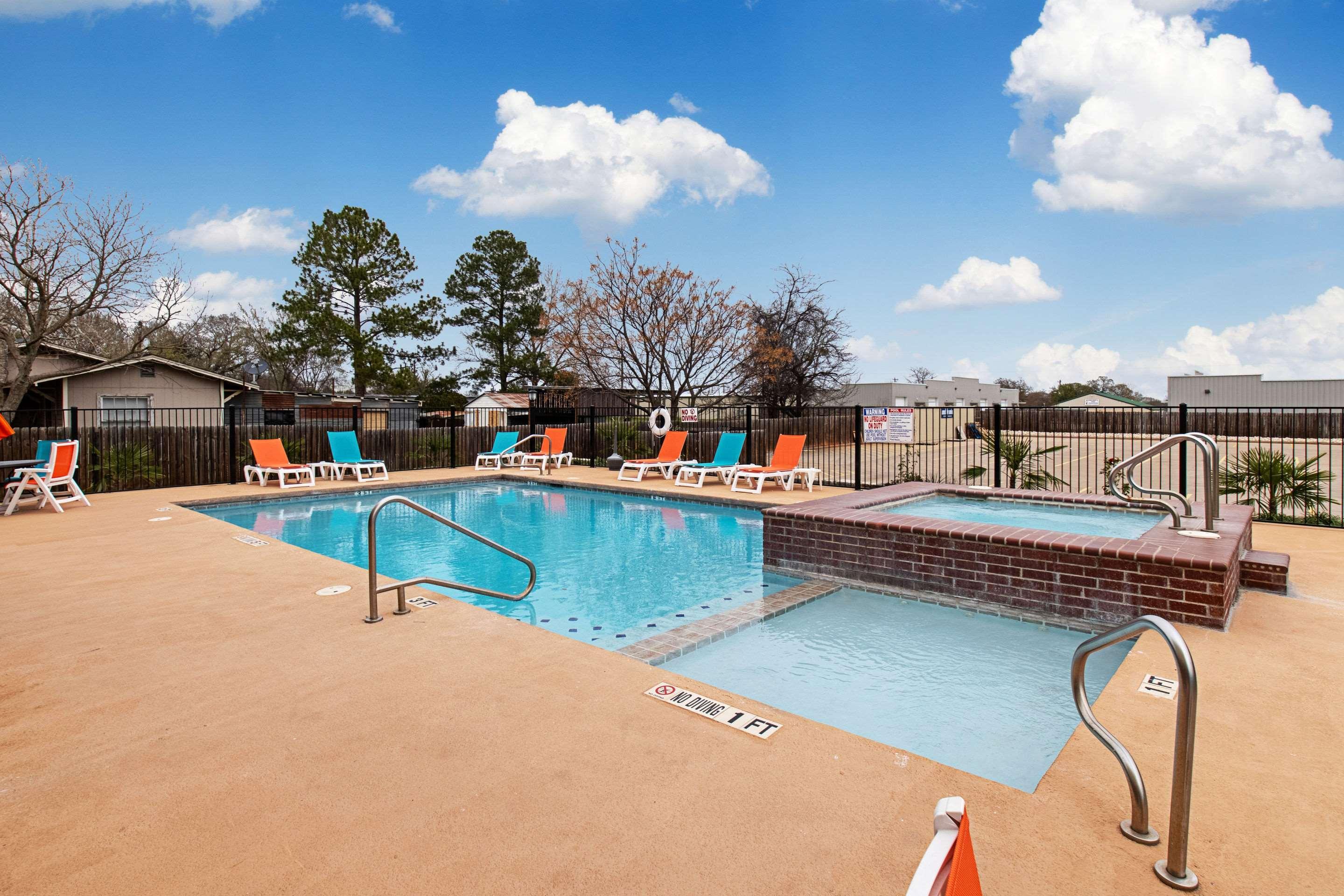 Comfort Inn & Suites And Suites Fredericksburg Bagian luar foto