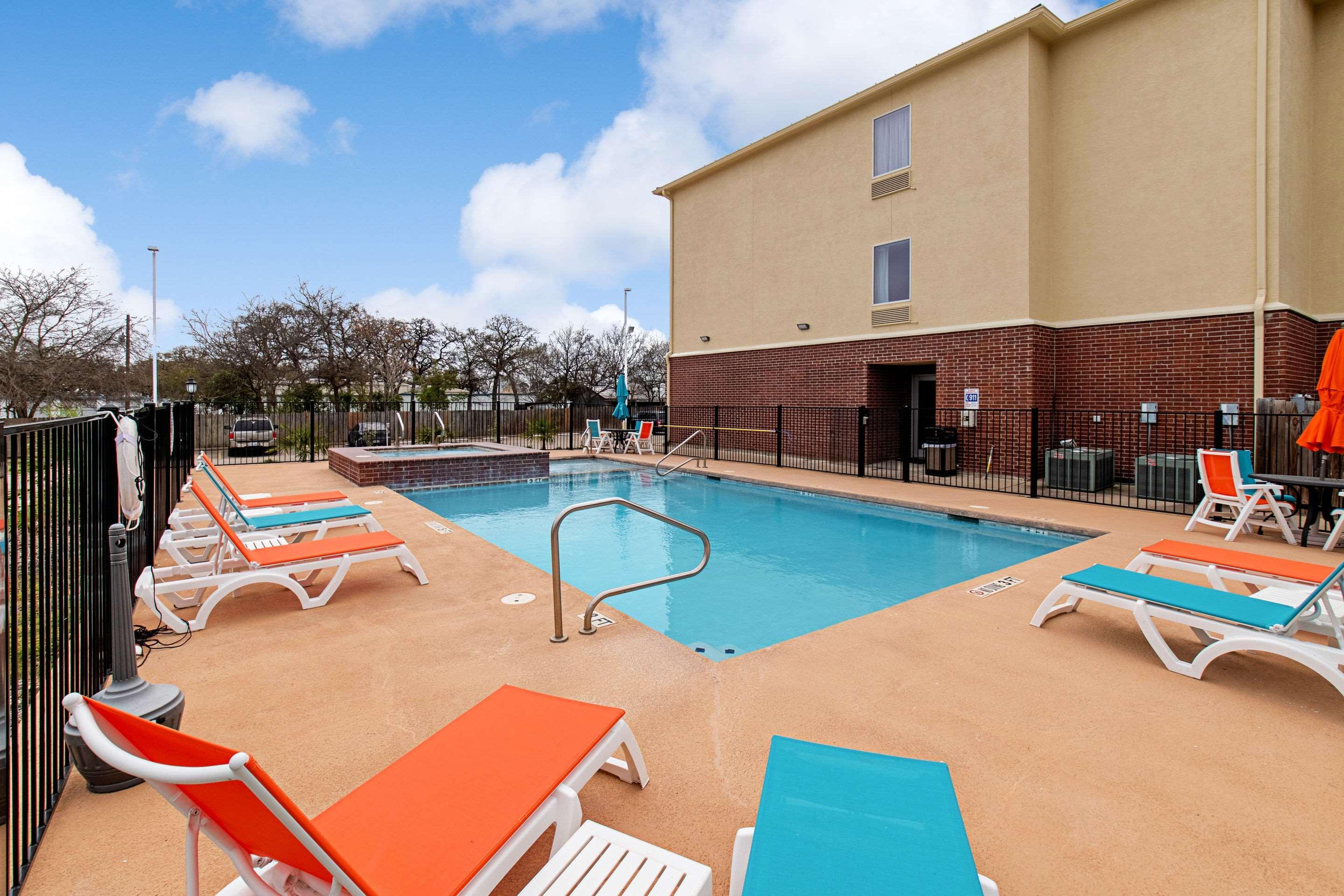 Comfort Inn & Suites And Suites Fredericksburg Bagian luar foto