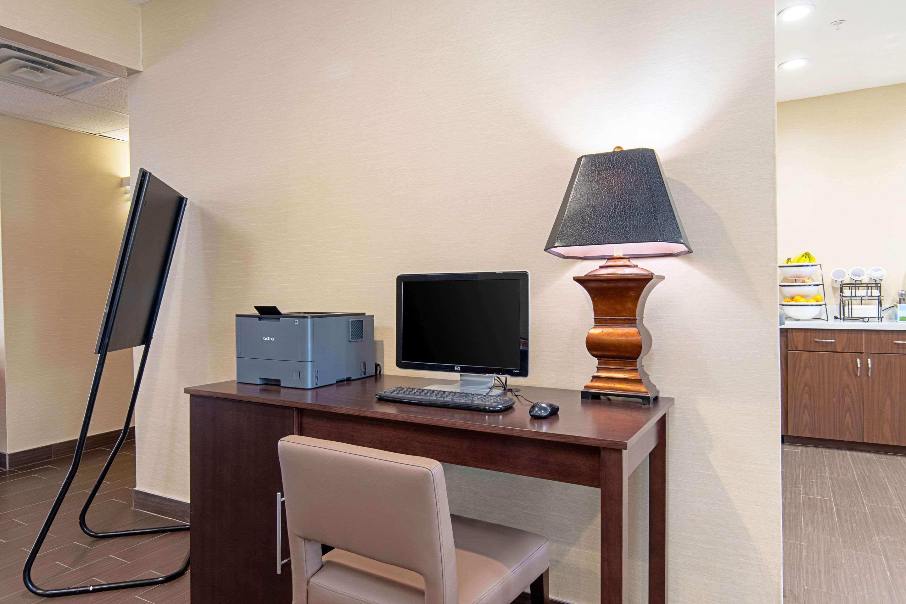 Comfort Inn & Suites And Suites Fredericksburg Bagian luar foto